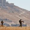 مستوطنون يواصلون الوجود على جبل في قصرة رغم إخلاء بؤر استيطانية