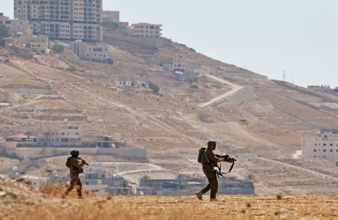 مستوطنون يواصلون الوجود على جبل في قصرة رغم إخلاء بؤر استيطانية