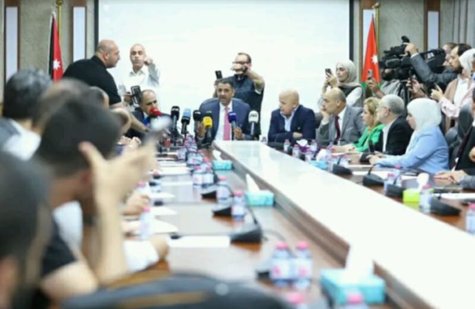 “الاقتصاد النيابية”: الاتفاق على تجميد رسوم مواقف مجمع الملك حسين للأعمال لحين التوصل إلى حلول توافقية