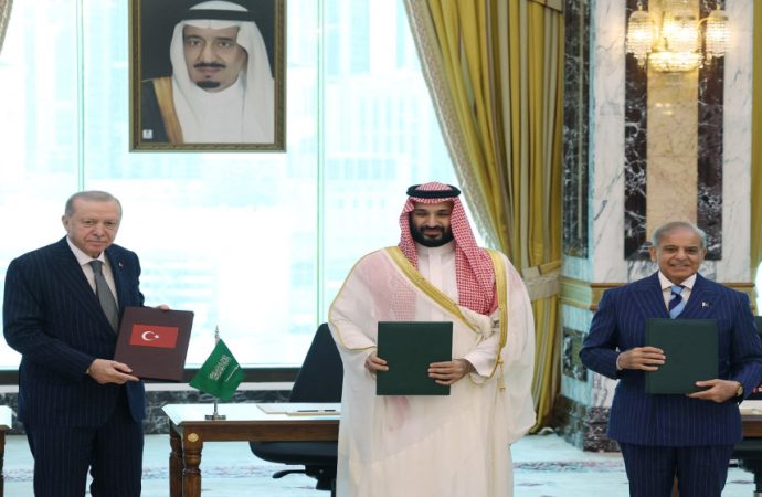 السعودية وتركيا وباكستان توقع اتفاقا دفاعيا بعد مفاوضات استمرت عاما