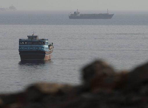 طهران: لا محادثات مباشرة مع واشنطن وسنواصل إغلاق مضيق هرمز