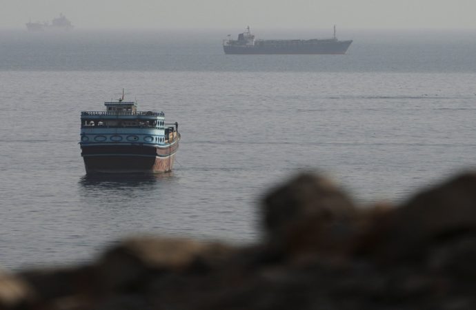 طهران: لا محادثات مباشرة مع واشنطن وسنواصل إغلاق مضيق هرمز