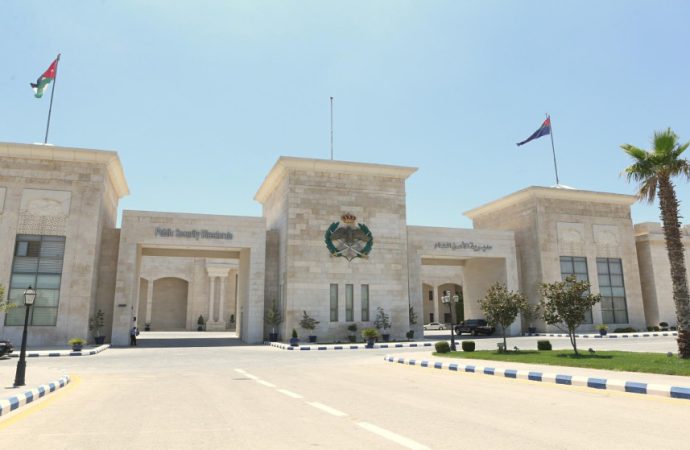 مدير الأمن العام يوعز بتكريم 117 نزيلا اجتازوا امتحان “التوجيهي”