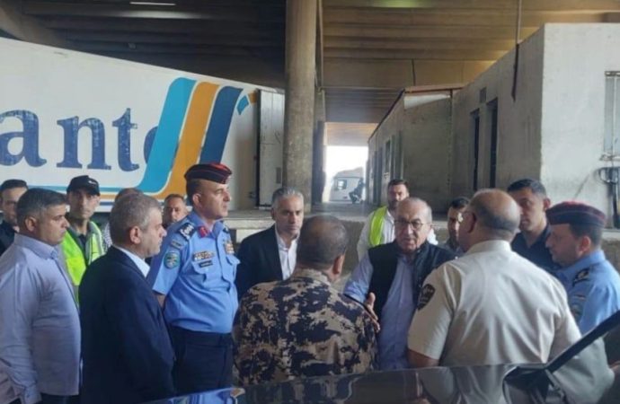 أبو السمن يوجه بتسريع إنجاز الأعمال المتبقية في مركز حدود جابر