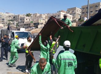 أمانة عمّان تنفذ حملة لإزالة الاعتداءات على الطريق في شارع الأردن