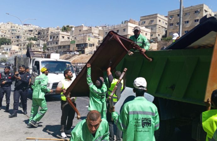 أمانة عمّان تنفذ حملة لإزالة الاعتداءات على الطريق في شارع الأردن