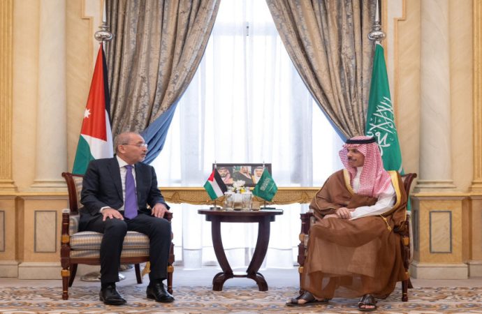 الصفدي ونظيره السعودي يبحثان المستجدات الإقليمية وخفض التصعيد وتعزيز أمن المنطقة