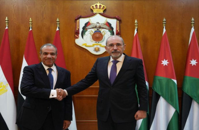 الصفدي ونظيره المصري يشددان على أهمية تنفيذ جميع بنود خطة ترامب بشأن غزة