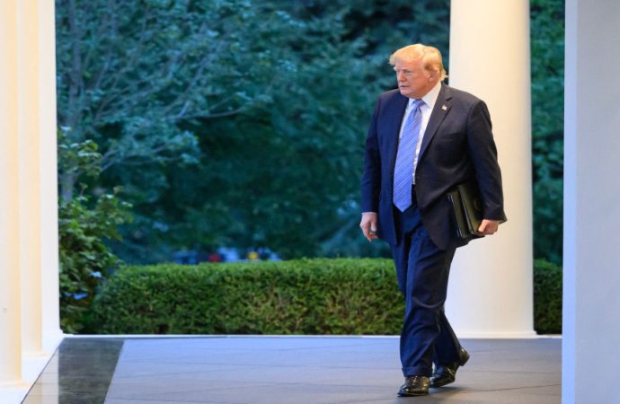 ترامب يعلن منع ثلاث وسائل إعلام أميركية من دخول البيت الأبيض