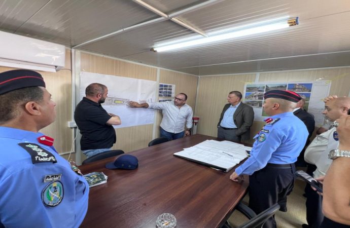 وزير الداخلية يتفقد إجراءات العمل في جسر الملك حسين
