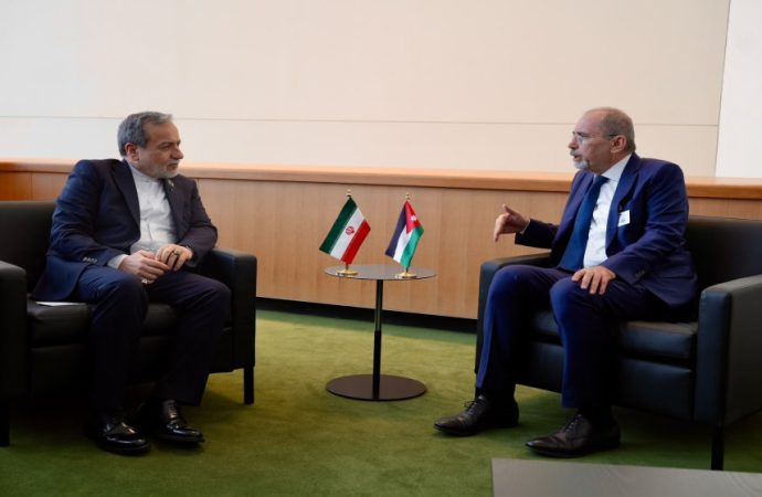 الصفدي خلال لقائه عراقجي يجدد إدانة الاعتداءات الإيرانية على الأردن ودول الخليج
