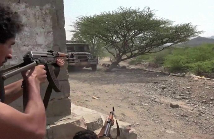 مسؤول يمني: إيران تدير معارك الحوثيين.. والقوات اليمنية تستعيد زمام المبادرة
