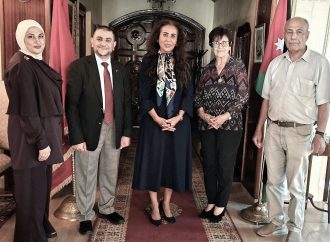 غنيمات تستقبل الفنان العوامله وتؤكد اعتزازها بالمشاركة الأردنية في “ملتقى الفسيفساء الدولي” بالدار البيضاء