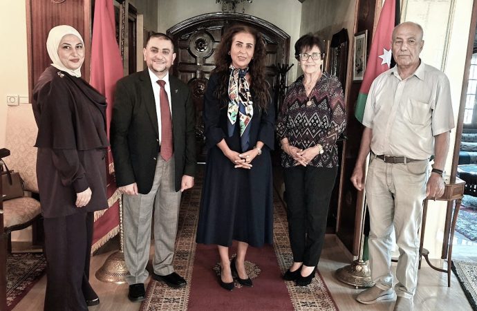 غنيمات تستقبل الفنان العوامله وتؤكد اعتزازها بالمشاركة الأردنية في “ملتقى الفسيفساء الدولي” بالدار البيضاء