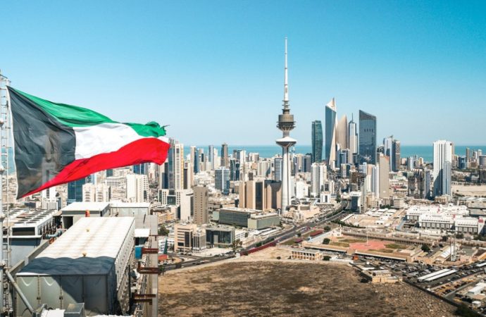 الدفاعات الجوية الكويتية تتصدى لهجمات صاروخية ومسيّرات إيرانية
