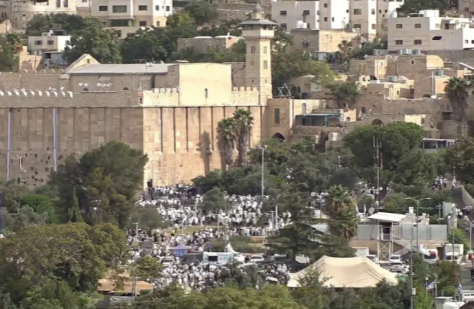 10 آلاف مستوطن يؤدون طقوسا في الحرم الإبراهيمي بمشاركة بن غفير