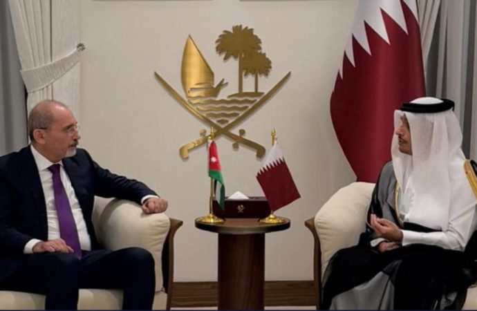 الصفدي يبحث العلاقات الثنائية والتطورات الإقليمية مع آل ثاني