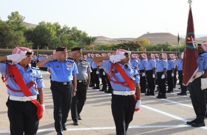 مدير الأمن العام يرعى مراسم تخريج دورة إعداد وتأهيل الشرطة المستجدين في الكفرين
