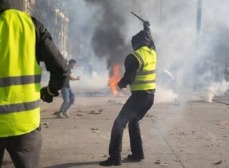 حركة السترات الصفراء تعلن احتجاجات جديدة في فرنسا الأسبوع المقبل