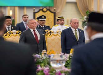 الملك يبحث مع ملك ماليزيا العلاقات الراسخة بين البلدين ومستجدات الإقليم