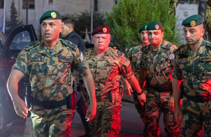 الملك في الكرك ويطمئن على صحة مصابي العملية الإرهابية