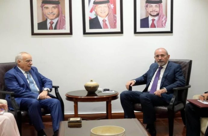 الصفدي يجدد التأكيد على وقوف الأردن مع لبنان وأمنه واستقراره وسيادته