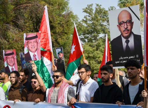أسرة الجامعة الهاشمية في وقفة تضامنية مع أهلنا في الكرك وتأكيدًا على رسوخ الوحدة الوطنية