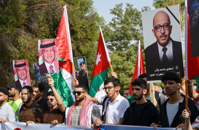 أسرة الجامعة الهاشمية في وقفة تضامنية مع أهلنا في الكرك وتأكيدًا على رسوخ الوحدة الوطنية