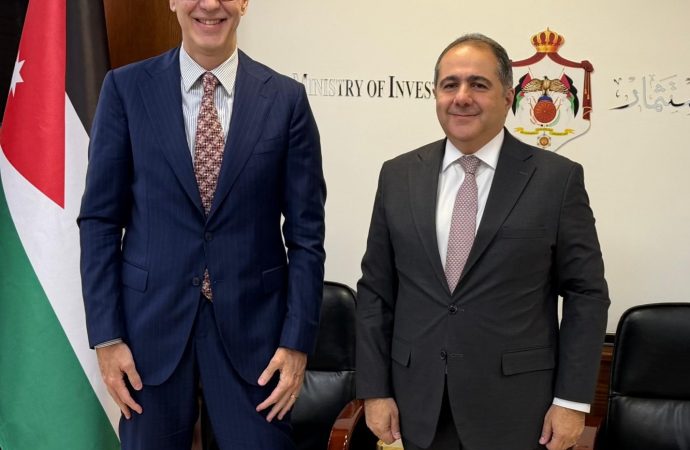 أبو غزالة يبحث مع السفير الإيطالي تعزيز الشراكات الاستثمارية بين البلدين