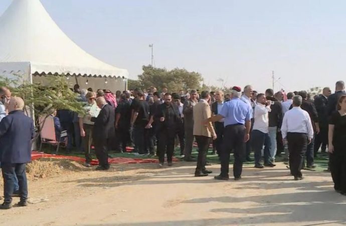 ولي العهد والملكة يقدمان واجب العزاء بشهداء الوطن