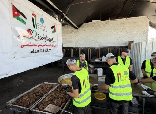 الحملة الأردنية والخيرية الهاشمية توزعان وجبات عن أرواح شهداء الكرك بغزة