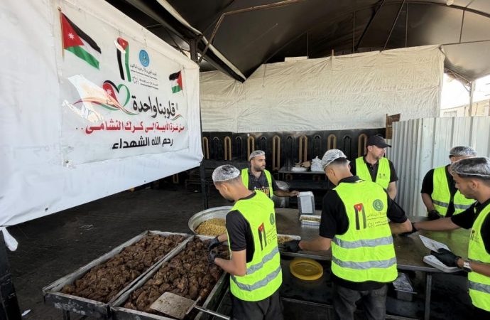الحملة الأردنية والخيرية الهاشمية توزعان وجبات عن أرواح شهداء الكرك بغزة