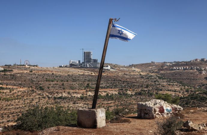 “مقاومة الجدار”: تواطؤ إسرائيلي رسمي لفرض وقائع استيطانية في الضفة الغربية