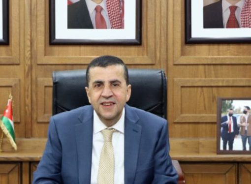 العجلوني يتابع شكاوى طلبة البلقاء بشأن الازدحام على موقف الباص السريع