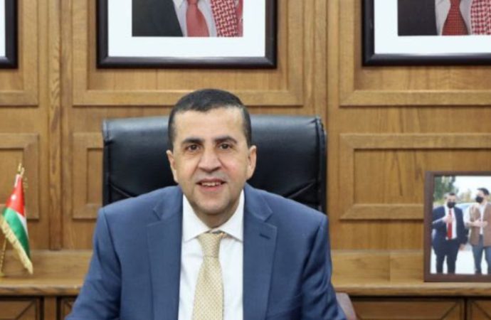 العجلوني يتابع شكاوى طلبة البلقاء بشأن الازدحام على موقف الباص السريع