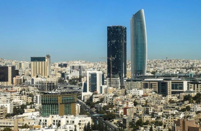 طقس لطيف الجمعة وزخات مطرية شمال المملكة
