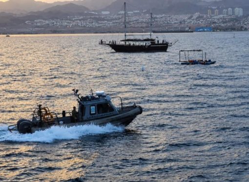 القوة البحرية تنقذ قاربين سياحيين فقدا السيطرة في خليج العقبة