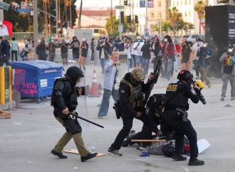 موظفو الحكومة في ولاية كاليفورنيا الأمريكية ينظمون إضرابا لمدة يوم