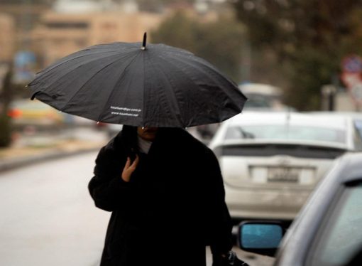 الأمطار تعم مناطق واسعة في الأردن وتحذيرات من تدني مدى الرؤية