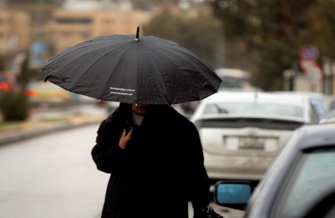 الأمطار تعم مناطق واسعة في الأردن وتحذيرات من تدني مدى الرؤية