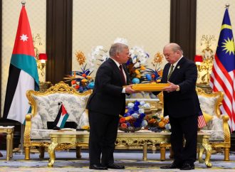 الملك يمنح العاهل الماليزي قلادة الحسين بن علي