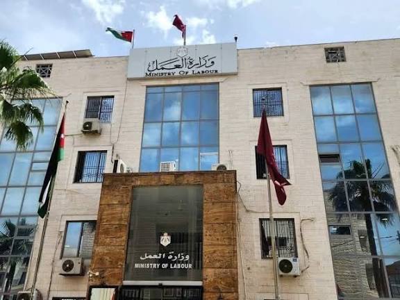 العمل تحدد 3 حالات لتسفير العمال غير الأردنيين رغم سريان تصاريحهم